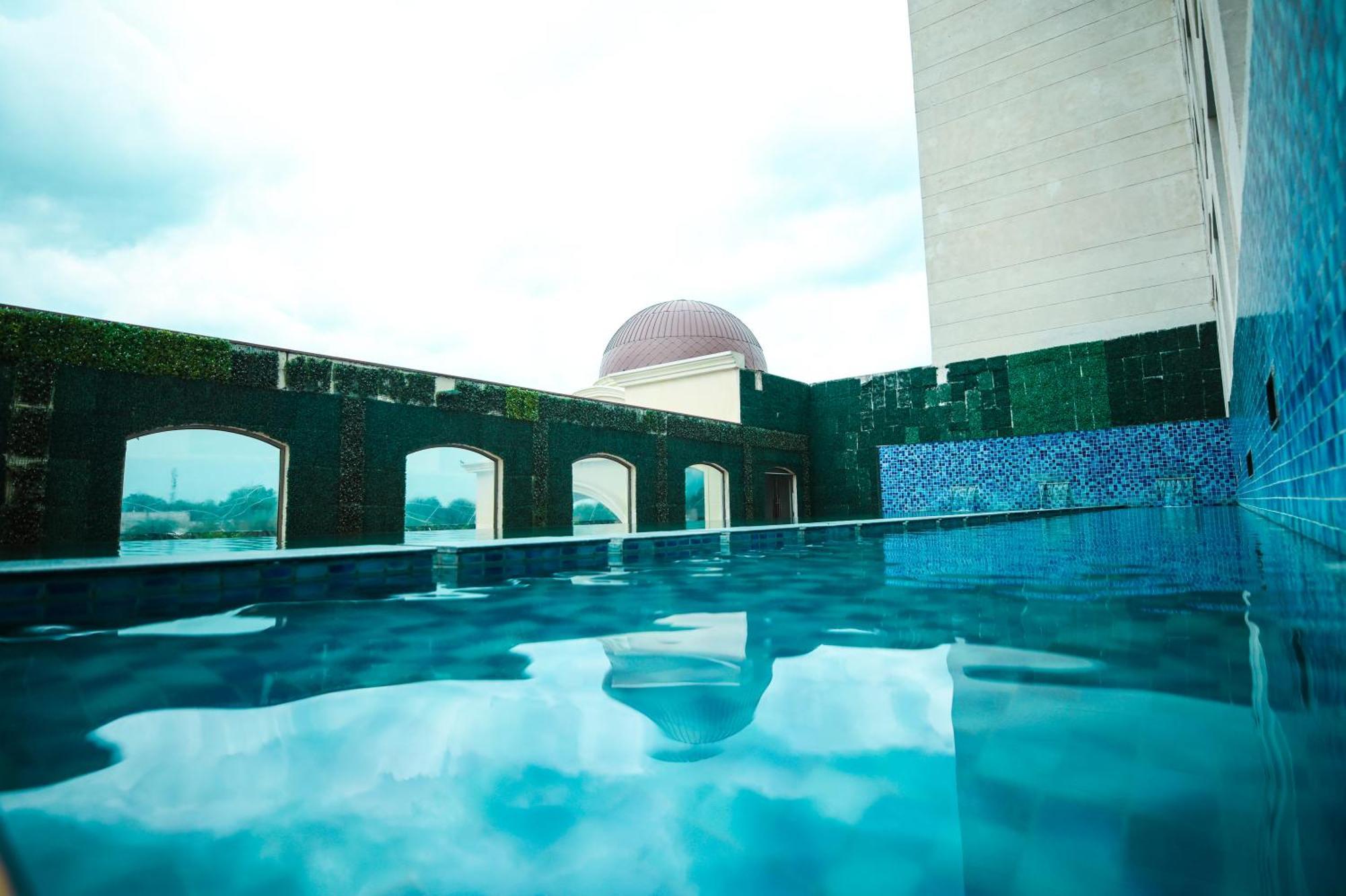 Hotel Ramada Plaza By Wyndham Lucknow Exterior foto